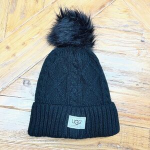 UGG Cable Knit Black Beanie with a faux fur Pom on top 🖤